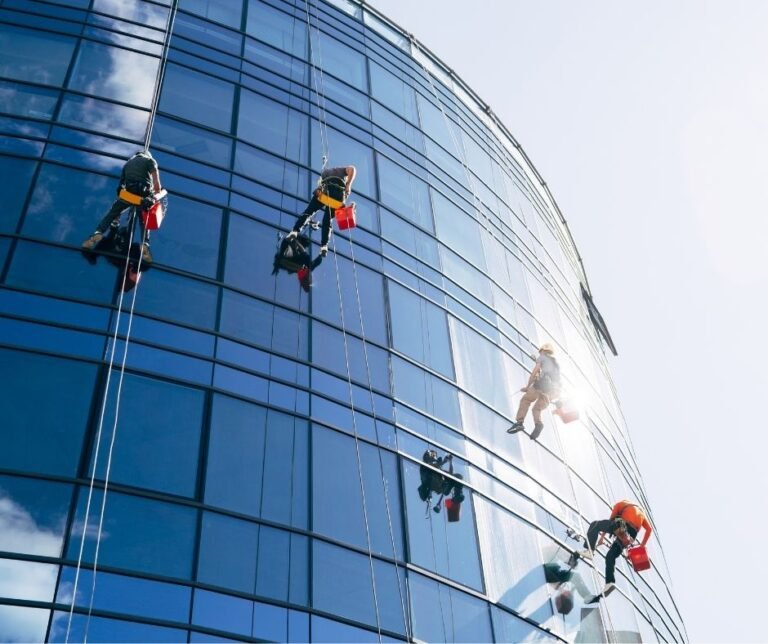 تنظيف الواجهات الزجاجية