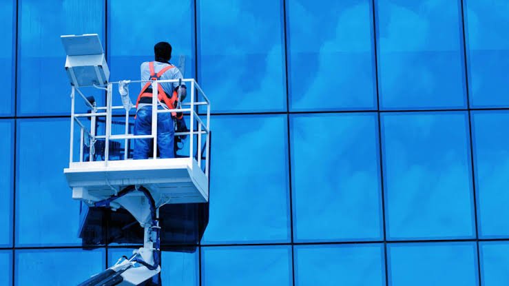 أهمية تنظيف النوافذ الزجاجية